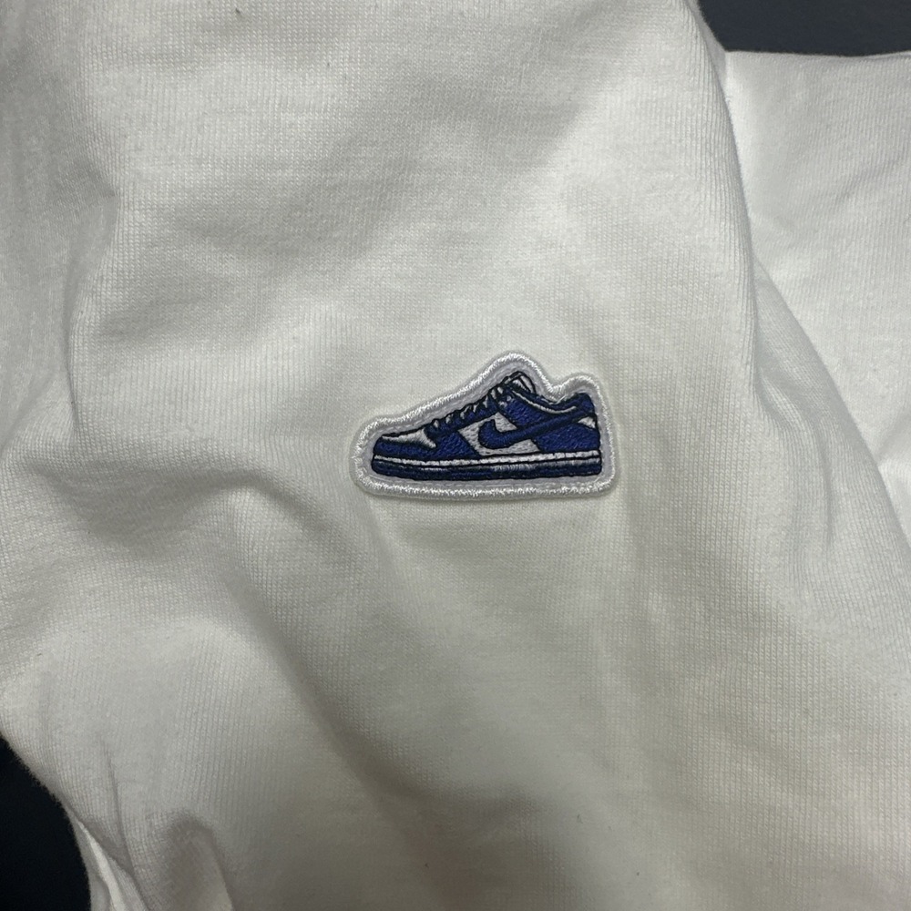 Nike Mens Loose Fit T-Shirt White Embroidered Sneaker Patch FV3751-100 XL NEW - Picture 5 of 5